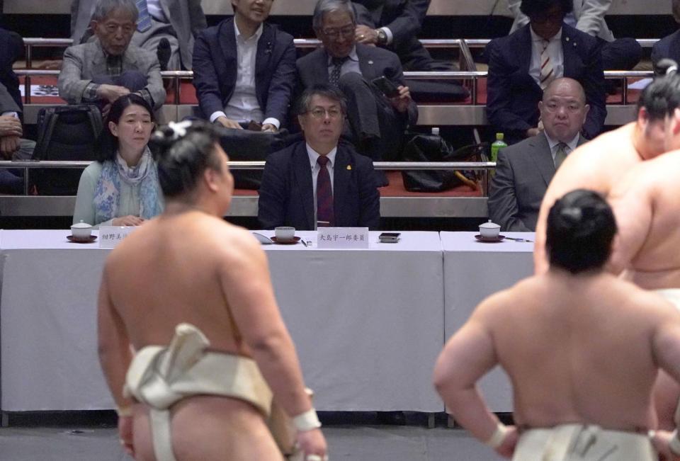 　横審稽古総見で土俵を見つめる（左から）紺野美沙子委員、中日新聞社社長の大島宇一郎委員、八角理事長（撮影・開出牧）