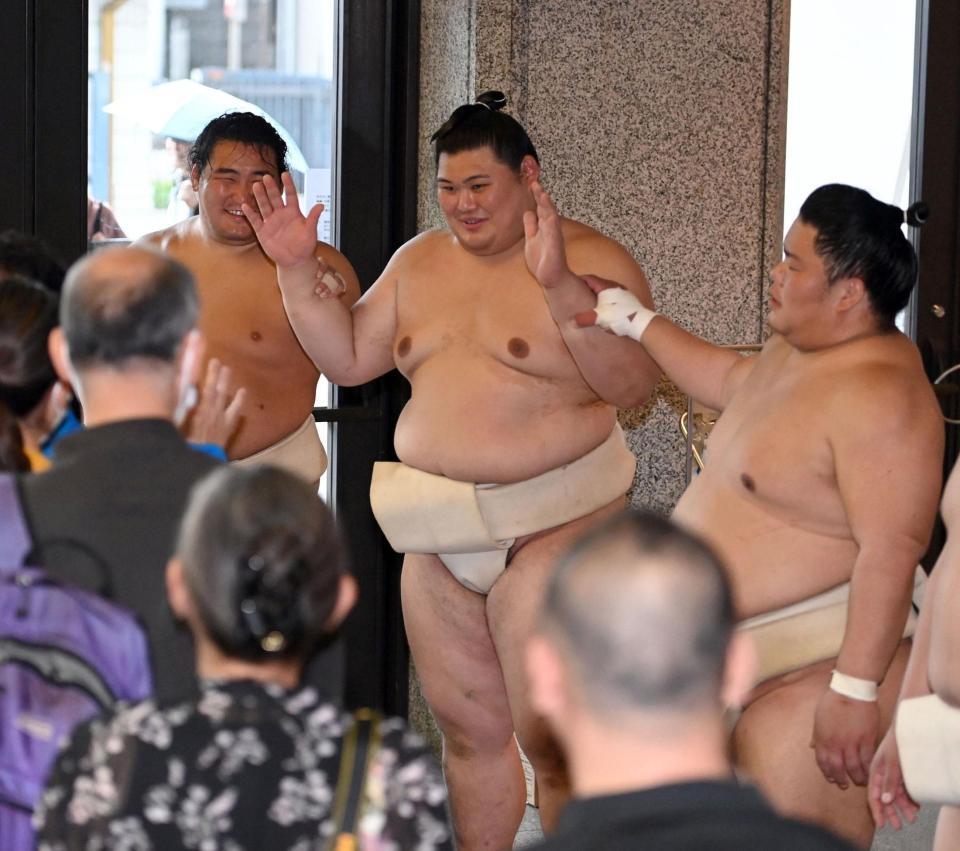 　お見送りイベントで笑顔で手を振る（左から）豊昇龍、大の里、大栄翔（撮影・開出牧）