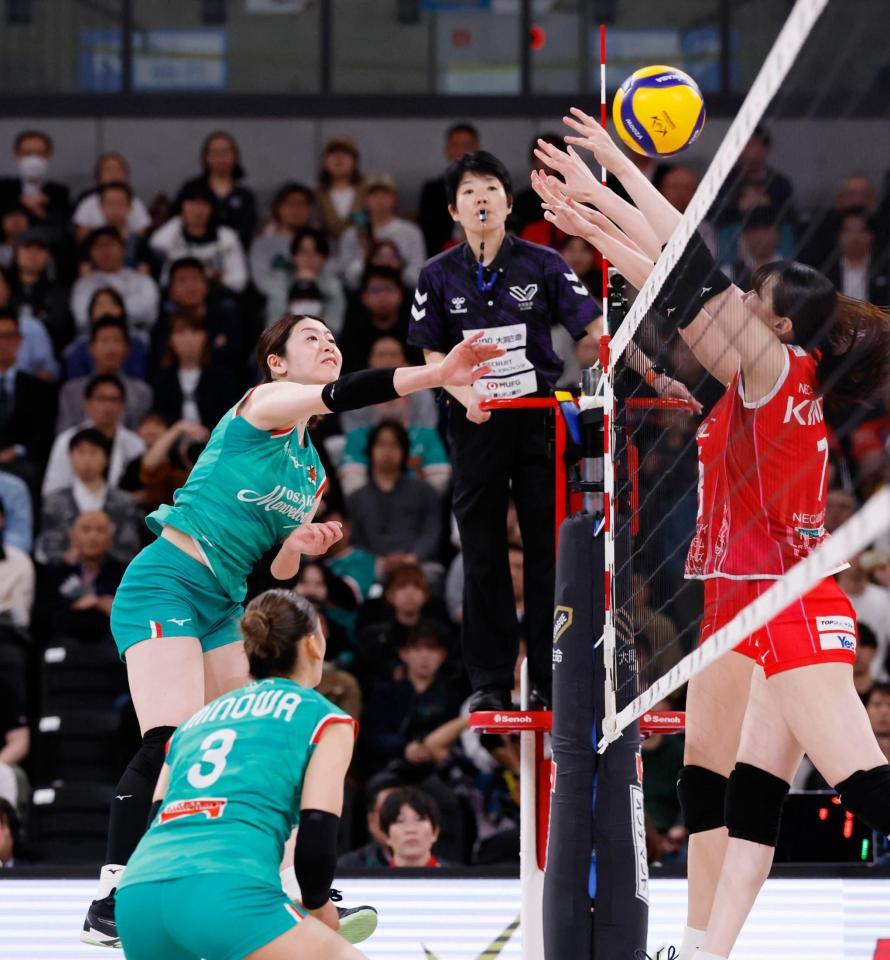 　第３セット、スパイクを決める大阪Ｍ・田中（奥左）