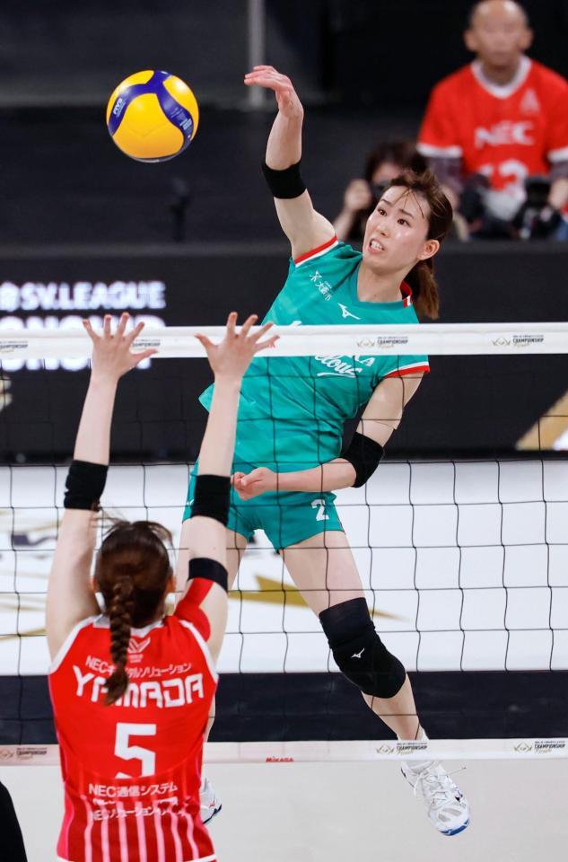 　第２セット、スパイクを放つ大阪Ｍ・林