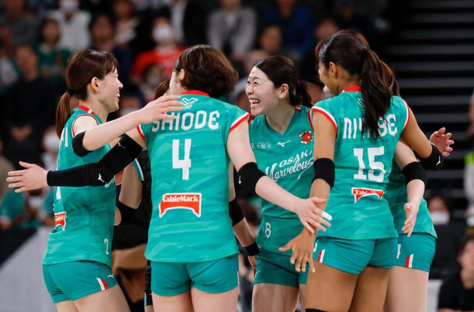 　第３セット、ポイントを奪い、喜ぶ大阪Ｍ・田中（右から３人目）