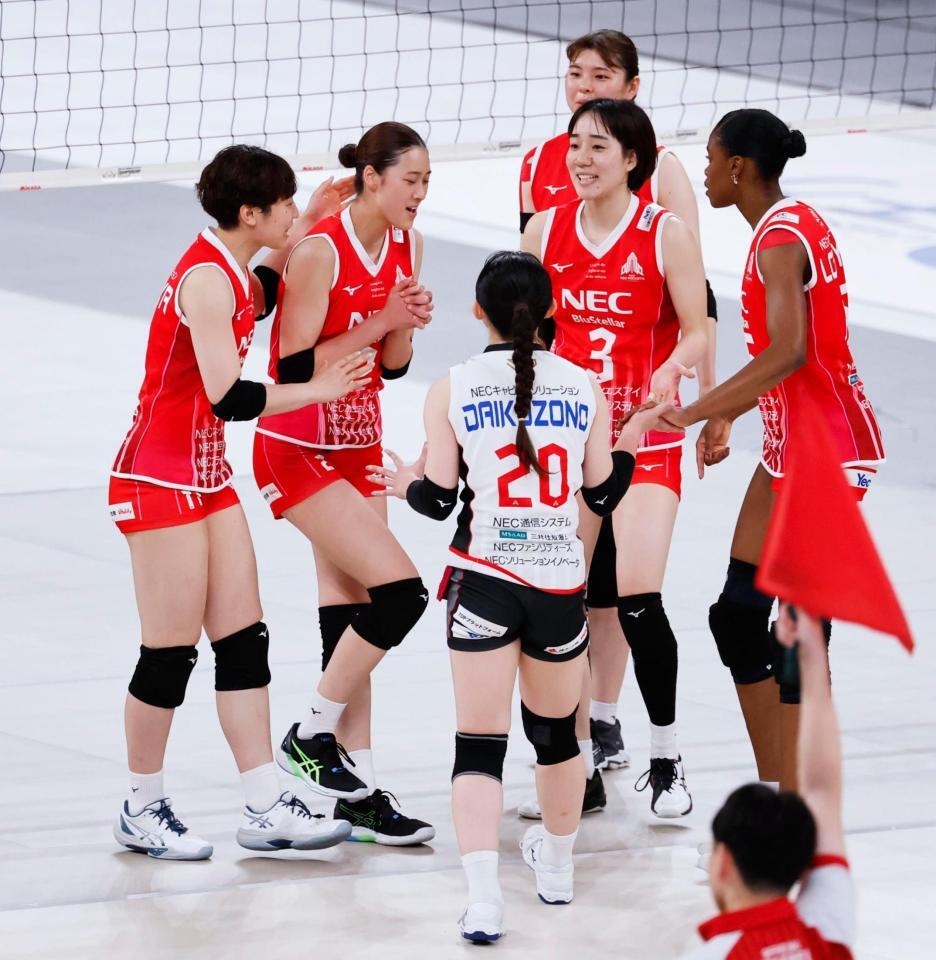 　第２セット、スパイクが決まらず、さえない表情のＮＥＣ川崎・佐藤（左から２人目）
