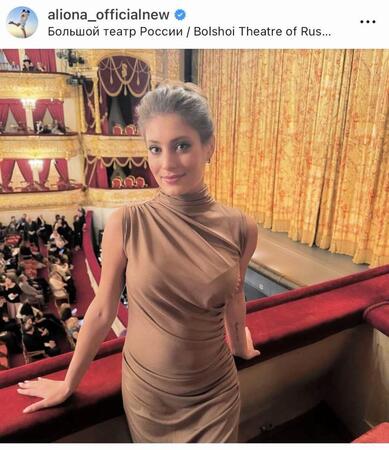 【写真】お腹ふっくらコストルナヤ　イケメン夫とラブラブ姿が美しすぎる