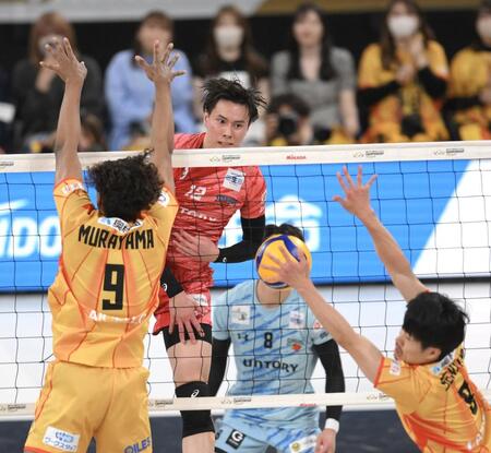 　第２セット、バックアタックを決めるサントリー・高橋藍（撮影・伊藤笙子）