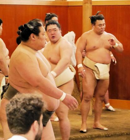 　時津風部屋に出稽古した霧島（右）