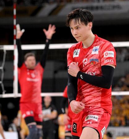 　第５セット、スパイクを決めて死闘を制し、ガッツポーズのサントリー・高橋藍（撮影・伊藤笙子）