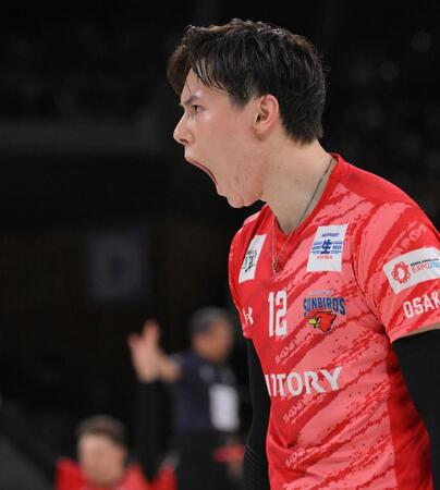 　第５セット、勝利を収め雄たけびを上げるサントリー・高橋藍（撮影・伊藤笙子）