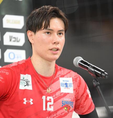　試合後、インタビューに答えるサントリー・高橋藍（撮影・伊藤笙子）