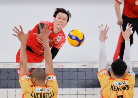 　愛知-サントリー　第２セット、スパイクを決めるサントリー・高橋藍＝有明アリーナ