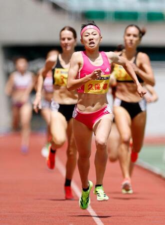 　女子８００メートル（タイムレース）で力走する久保凜