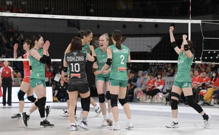 　第３セット、ポイントを奪い喜ぶ大阪Ｍの選手たち（撮影・伊藤笙子）