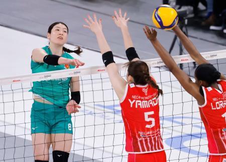 　大阪Ｍ-ＮＥＣ川崎　第２セット、スパイクを放つ大阪Ｍ・田中＝有明アリーナ