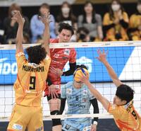 　第２セット、バックアタックを決めるサントリー・高橋藍（撮影・伊藤笙子）