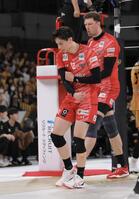 　第５セット、スパイクを決めガッツポーズのサントリー・高橋藍（撮影・伊藤笙子）