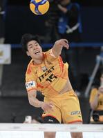 　第１セット、サーブを打つ愛知・宮浦健人（撮影・伊藤笙子）