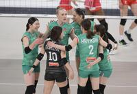 　第１セット、ポイントを奪い喜ぶ大阪Ｍの選手たち（撮影・伊藤笙子）