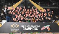 　初代女王に輝き、笑顔を見せる大阪Ｍの選手たち（撮影・伊藤笙子）