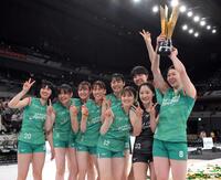 　初代女王に輝き、トロフィーを掲げるＭＶＰ・田中瑞稀（右）と大阪Ｍの選手たち（撮影・伊藤笙子）