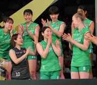 　ＭＶＰ発表で名前が呼ばれ、驚く大阪Ｍ・田中瑞稀（中央）＝撮影・伊藤笙子