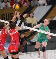 　第２セット、スパイクを打つ大阪Ｍのリセ・ファンヘッケ（撮影・伊藤笙子）