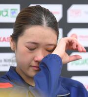 　試合後の会見で涙を流すＮＥＣ川崎・佐藤淑乃（撮影・伊藤笙子）