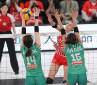 　第１セット、スパイクを打つＮＥＣ川崎・佐藤淑乃（撮影・伊藤笙子）