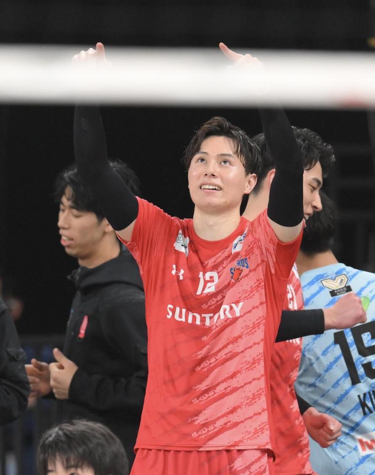 　第３セット、ベンチから応援するサントリー・高橋藍（撮影・伊藤笙子）