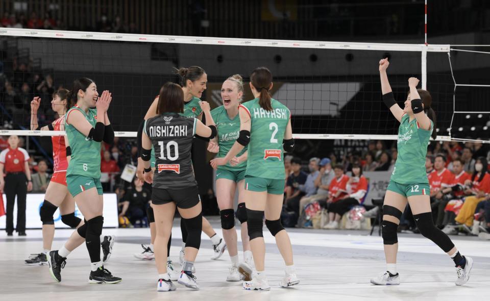 　第３セット、ポイントを奪い喜ぶ大阪Ｍの選手たち（撮影・伊藤笙子）