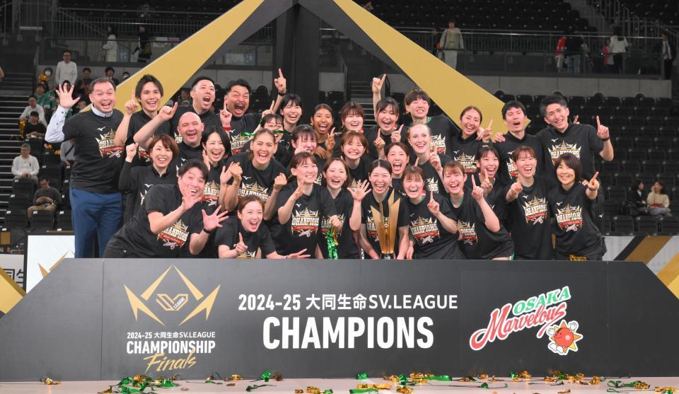 　初代女王に輝き、笑顔を見せる大阪Ｍの選手たち（撮影・伊藤笙子）