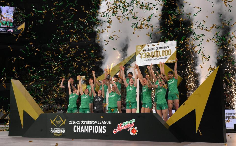 　初代女王に輝き、表彰式で喜びを爆発させる大阪Ｍの選手たち（撮影・伊藤笙子）