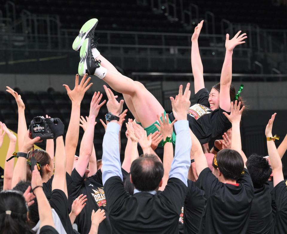 　試合後、胴上げされる大阪Ｍ・田中瑞稀（撮影・伊藤笙子）