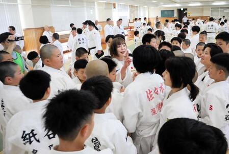 角田夏実　現役続行揺れる胸中　小学生大会講師に赤ゼッケン参加「金ゼッケンは次の試合に置いておきたい」