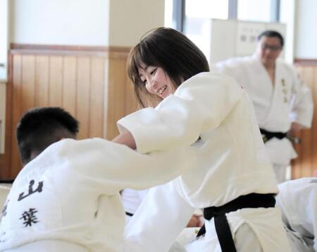 　小学生と乱取りを行う角田