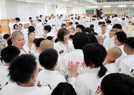 　指導中に小学生に囲まれてもみくちゃになる角田