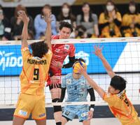 　第２セット、スパイクを決める（撮影・伊藤笙子）