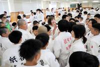 　大勢の小学生に囲まれながら「２人組になろう」と必死に声を上げる角田夏実