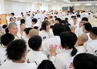 　指導中に小学生に囲まれてもみくちゃになる角田