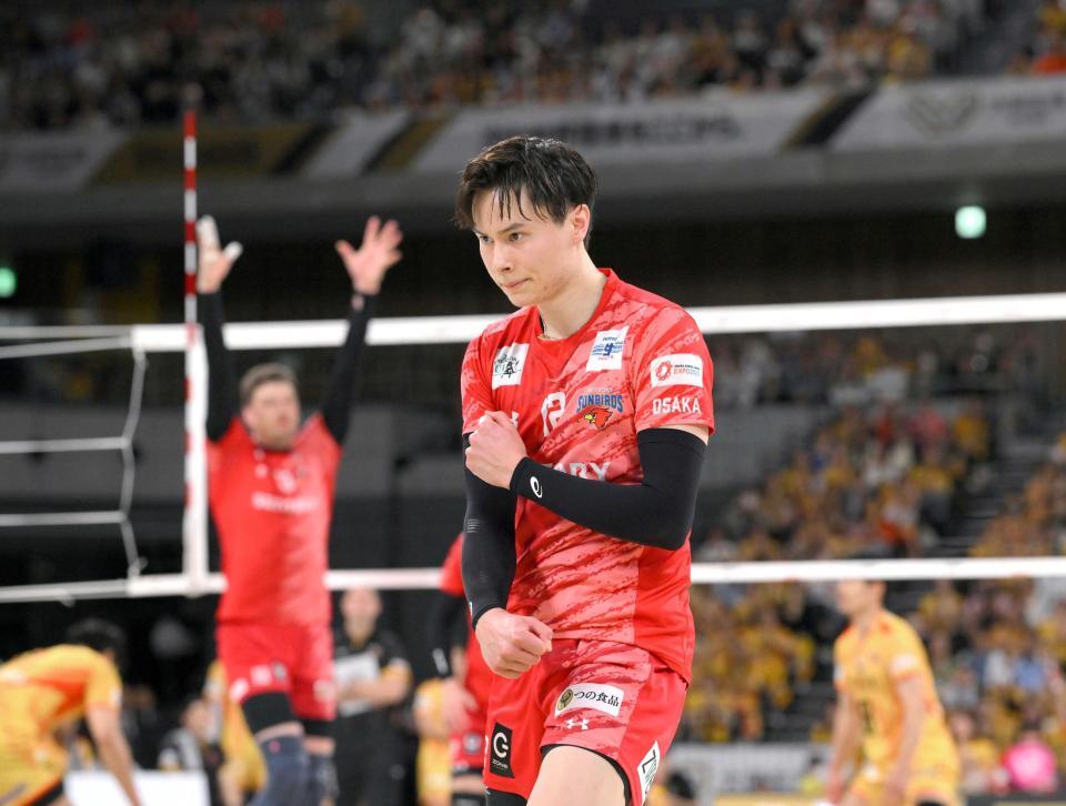 　第５セット、スパイクを決め死闘を制しガッツポーズを見せるサントリー・高橋藍