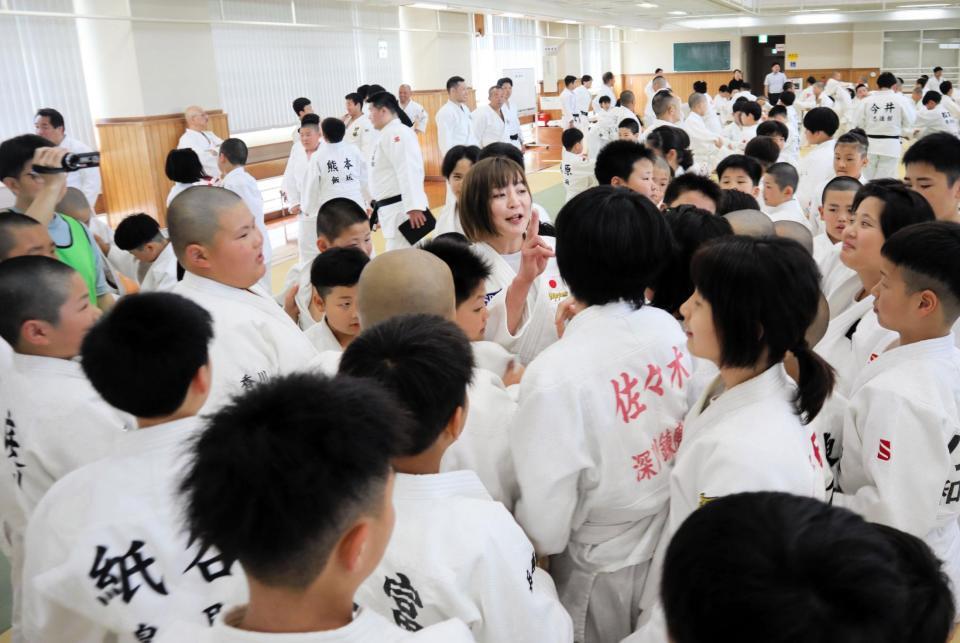 　大勢の小学生に囲まれながら「２人組になろう」と必死に声を上げる角田夏実