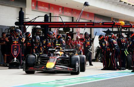 　決勝でピットインしたレッドブルの角田裕毅＝マイアミ（ゲッティ＝共同）