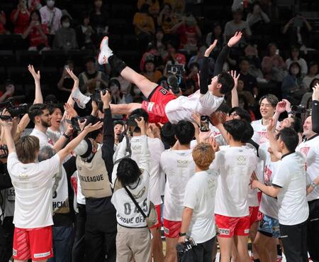 　優勝を決め、胴上げされるサントリー・高橋藍（中央）＝撮影・伊藤笙子