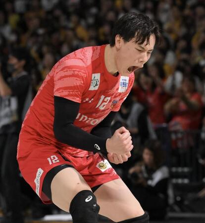 　ストレート勝ちで優勝を決め、雄たけびを上げるサントリー・高橋藍（撮影・伊藤笙子）