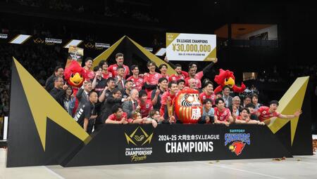 　初代王者に輝き、笑顔を見せるサントリーの選手たち（撮影・伊藤笙子）