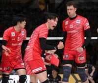 　第３セット、ポイントを決め拳を握るサントリー・高橋藍（中央）＝撮影・伊藤笙子