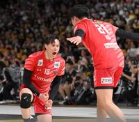 　優勝を決め、ほえるサントリー・高橋藍（左）と駆け寄る高橋塁（撮影・伊藤笙子）