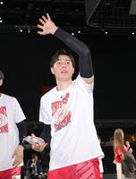 　優勝を決め、ファンに手を振るサントリー・高橋藍（撮影・伊藤笙子）