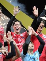 　表彰式で喜びを爆発させるサントリー・高橋藍（撮影・伊藤笙子）