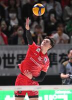 　第１セット、サーブを放つサントリー・高橋藍（撮影・伊藤笙子）