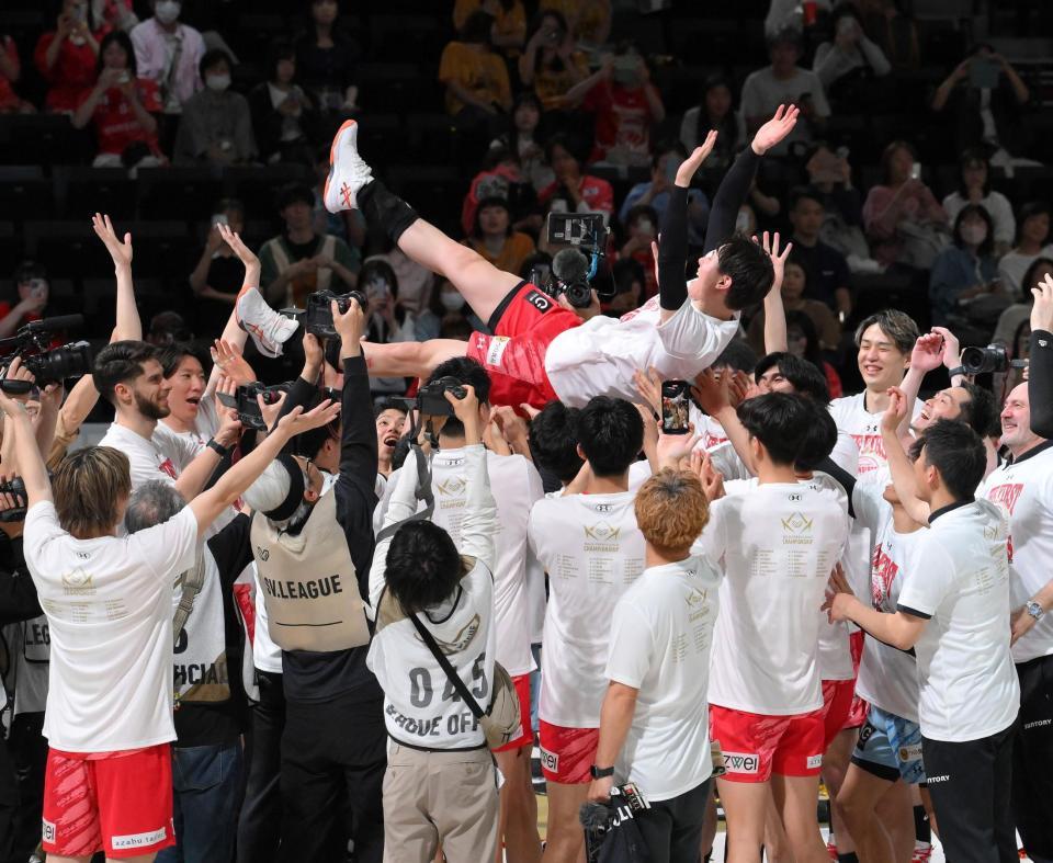 　優勝を決め、胴上げされるサントリー・高橋藍（中央）＝撮影・伊藤笙子