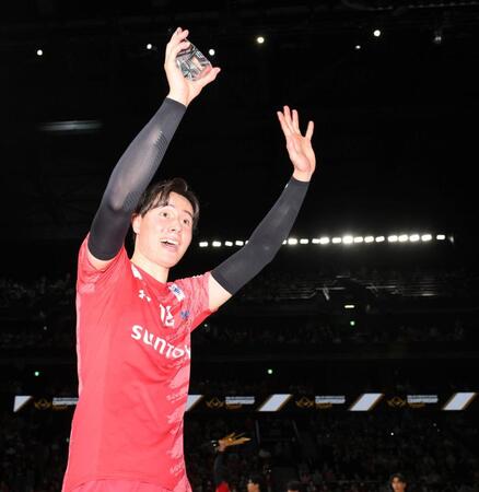 　優勝を決め、ファンに手を振るサントリー・高橋藍（撮影・伊藤笙子）